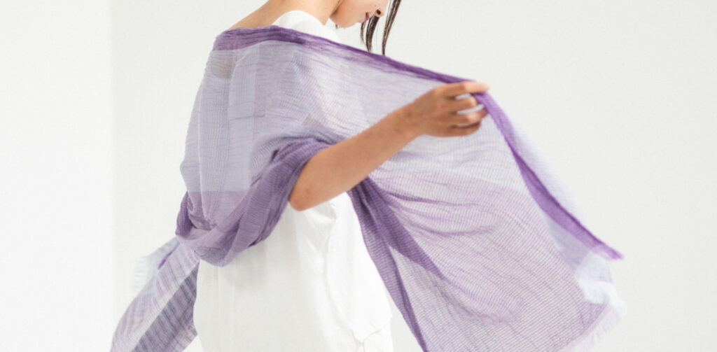 絣染めシルクコットンショール パープル 女性着用画像