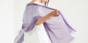 絣染めシルクコットンショール　パープル　女性着用画像