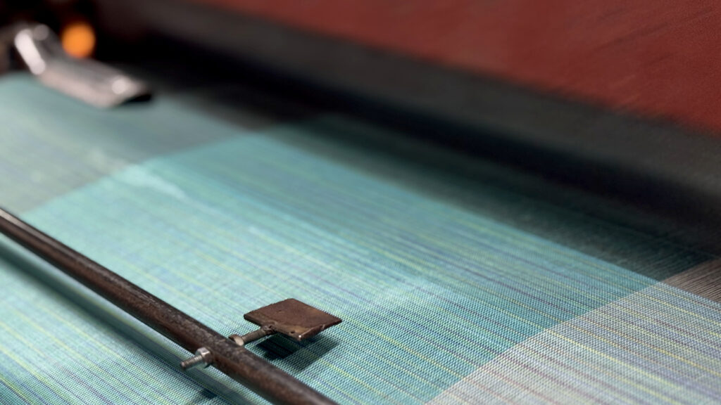 シャトル織機で織る様子の画像