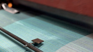 シャトル織機で織る様子の画像