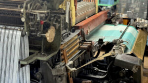 シャトル織機で織る様子の画像