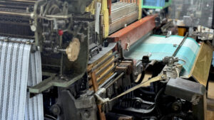 シャトル織機で織る様子の画像