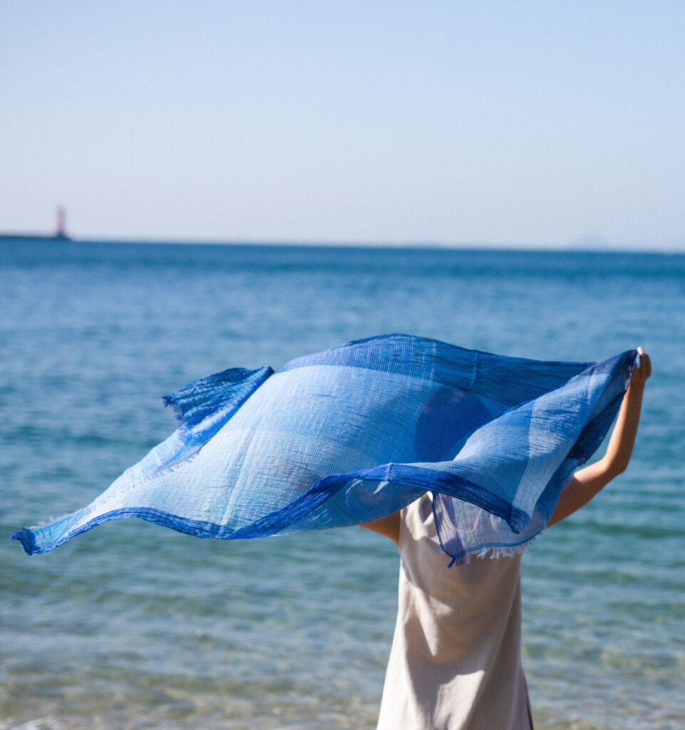 ブルーのショールと海と空