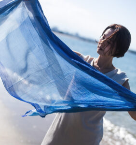 ブルーのショールと海と空