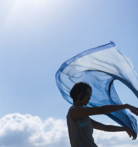 ブルーのショールと海と空