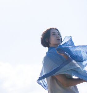 ブルーのショールと海と空