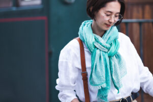 絣染めシルクコットンショール　グリーン　着用画像