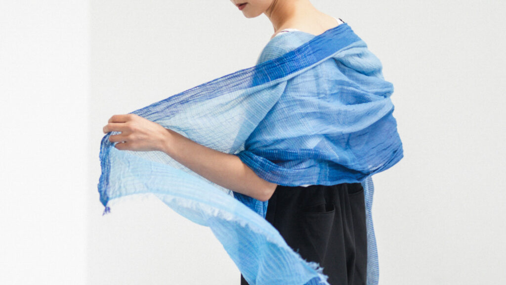 絣染めシルクコットンショール ブルー 女性着用画像
