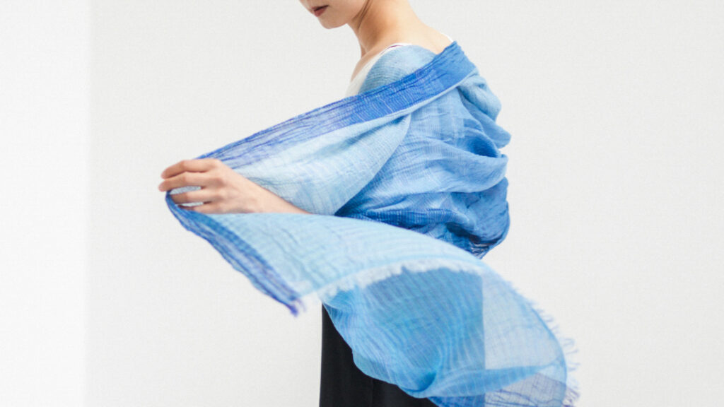 絣染めシルクコットンショール　ブルー　女性着用画像