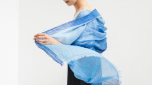 絣染めシルクコットンショール　ブルー　女性着用画像