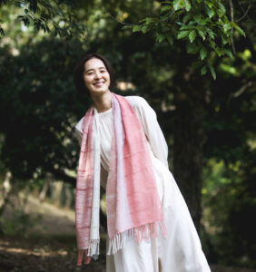 空羽織り　マフラー　ピンク色　女性着用画像