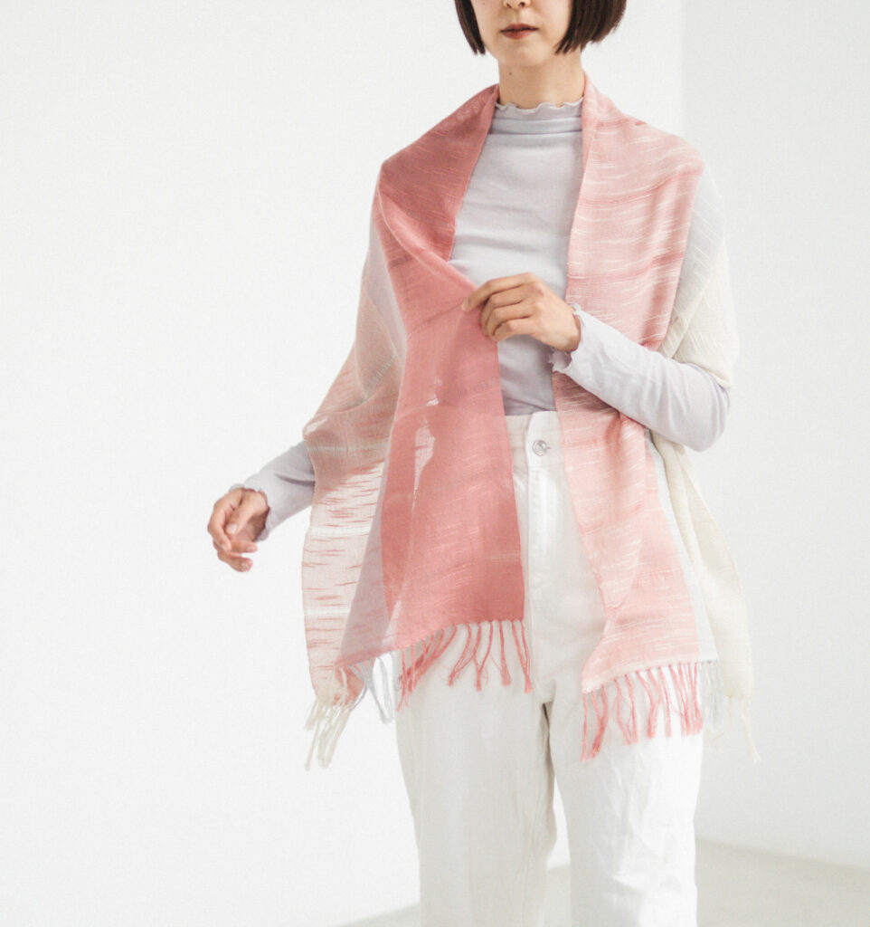 空羽織り　マフラー　ピンク色　女性着用画像