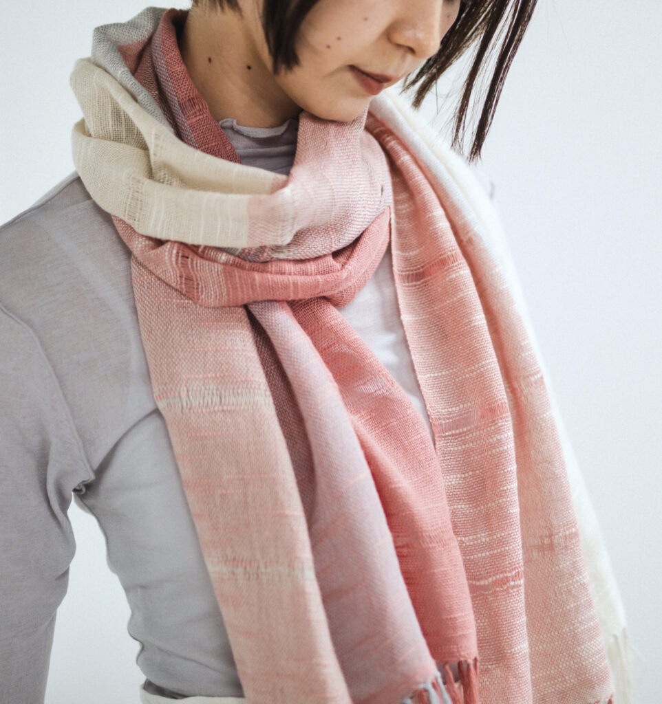 空羽織り　マフラー　ピンク色　女性着用画像