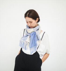 空羽織り マフラー ブルー色 女性着用画像