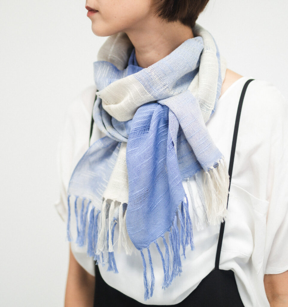 空羽織り　マフラー　ブルー色　女性着用画像