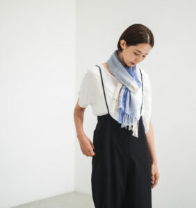 空羽織り マフラー ブルー色 女性着用画像