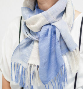 空羽織り　マフラー　ブルー色　女性着用画像