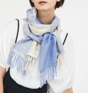 空羽織り マフラー ブルー色 女性着用画像