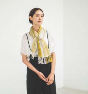 空羽織り　マフラー　イエロー色　女性着用画像