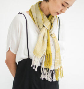 空羽織り マフラー イエロー色 女性着用画像