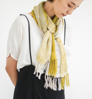 空羽織り　マフラー　イエロー色　女性着用画像