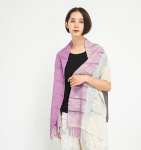 空羽織り マフラー パープル色 女性着用画像