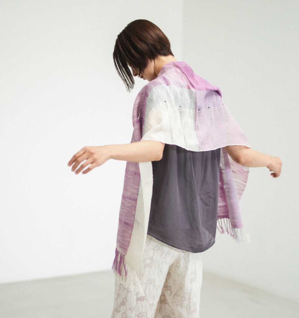 空羽織り マフラー パープル色 女性着用画像