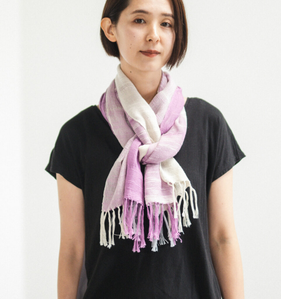 空羽織り マフラー パープル色 女性着用画像