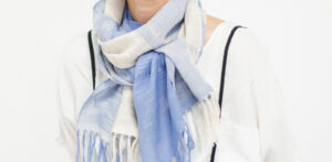 空羽織り　マフラー　ブルー色　女性着用画像