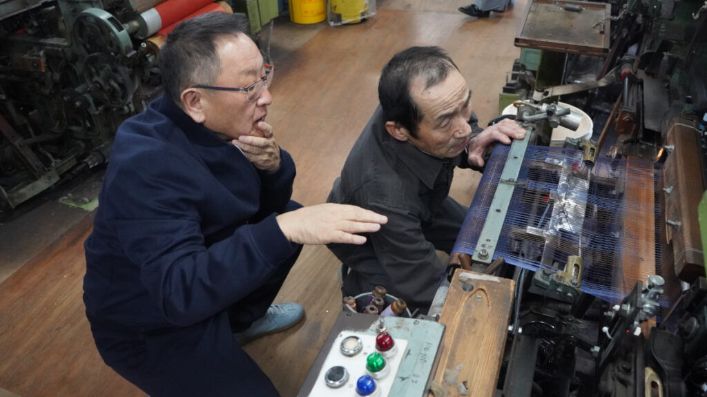 豊田章男会長 豊田佐吉の織機をご覧になる