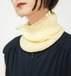 シルクコットンネックベール　イエロー　着用画像