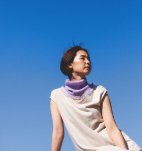 青空とパープルのネックベール　着用画像
