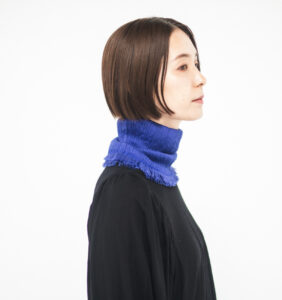シルクコットンネックベール　ブルー着用画像