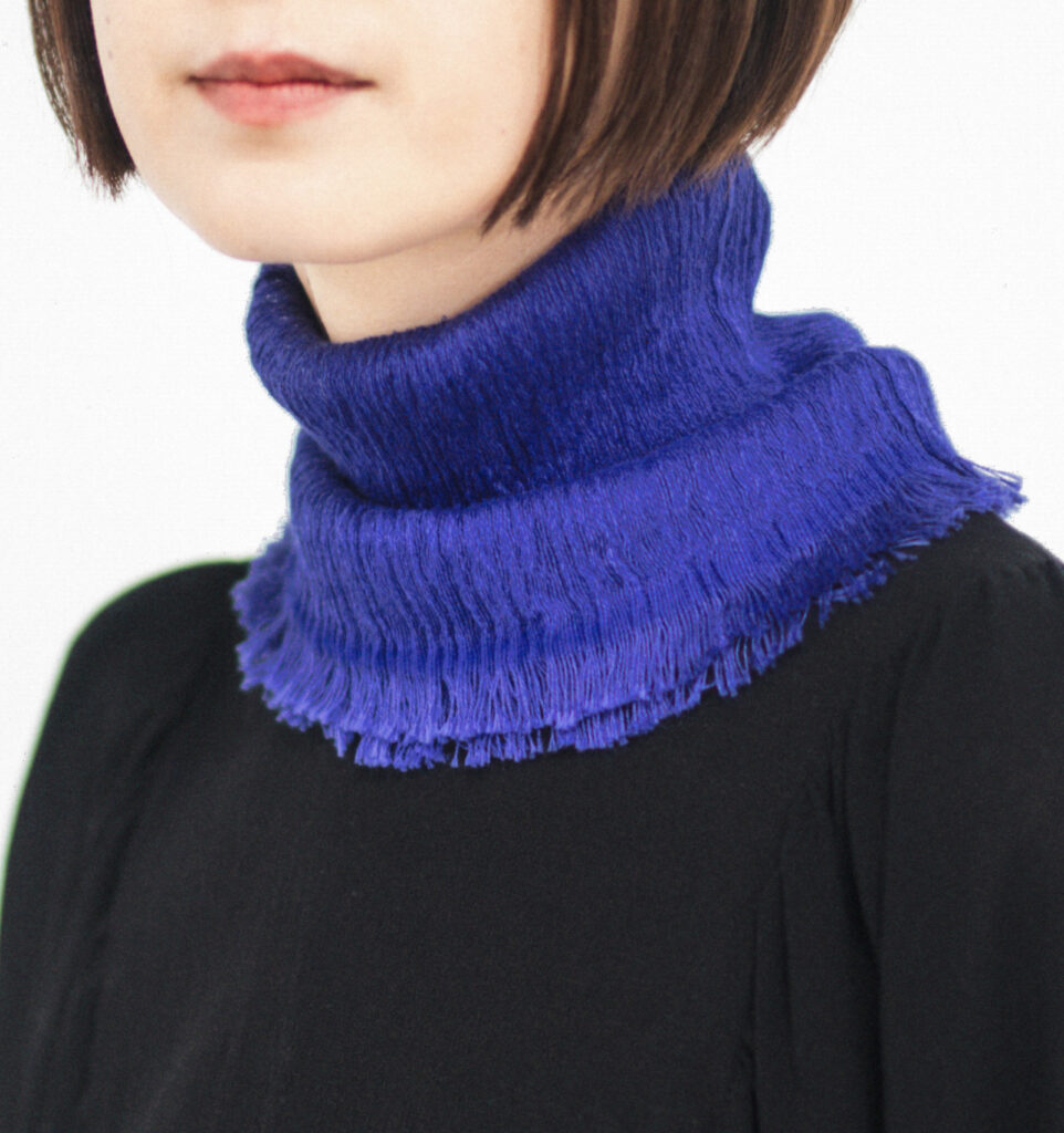 シルクコットンネックベール　ブルー着用画像