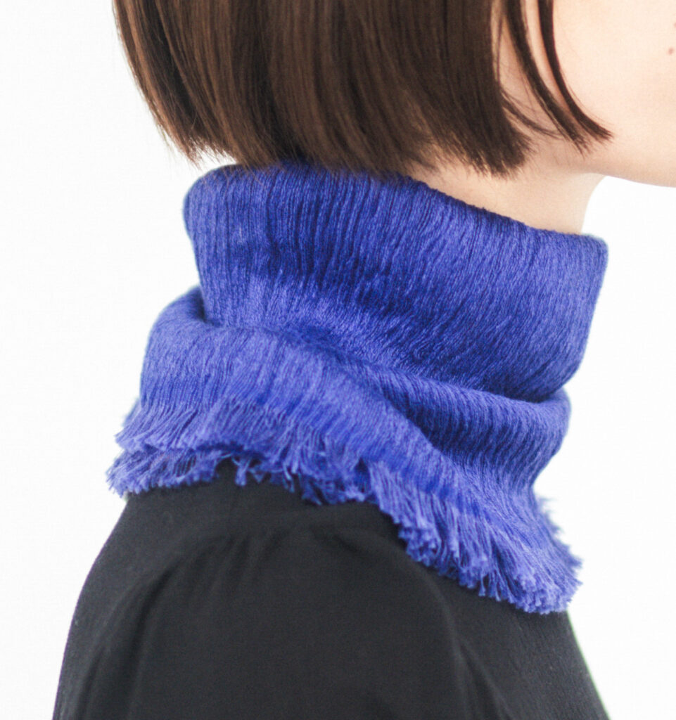 シルクコットンネックベール　ブルー着用画像