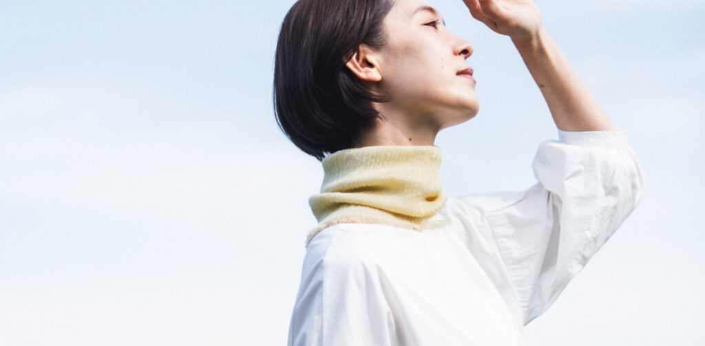 シルクコットンネックベール　イエロー　青空と女性着用画像　