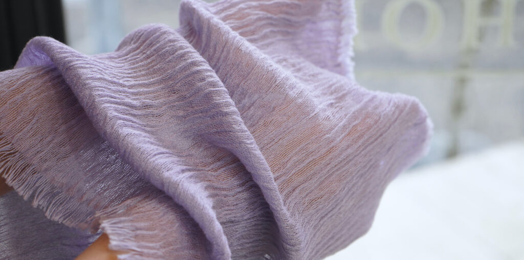 シルクコットンネックベール　伸縮の様子