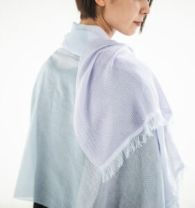 MAGICスカーフ　女性着用画像