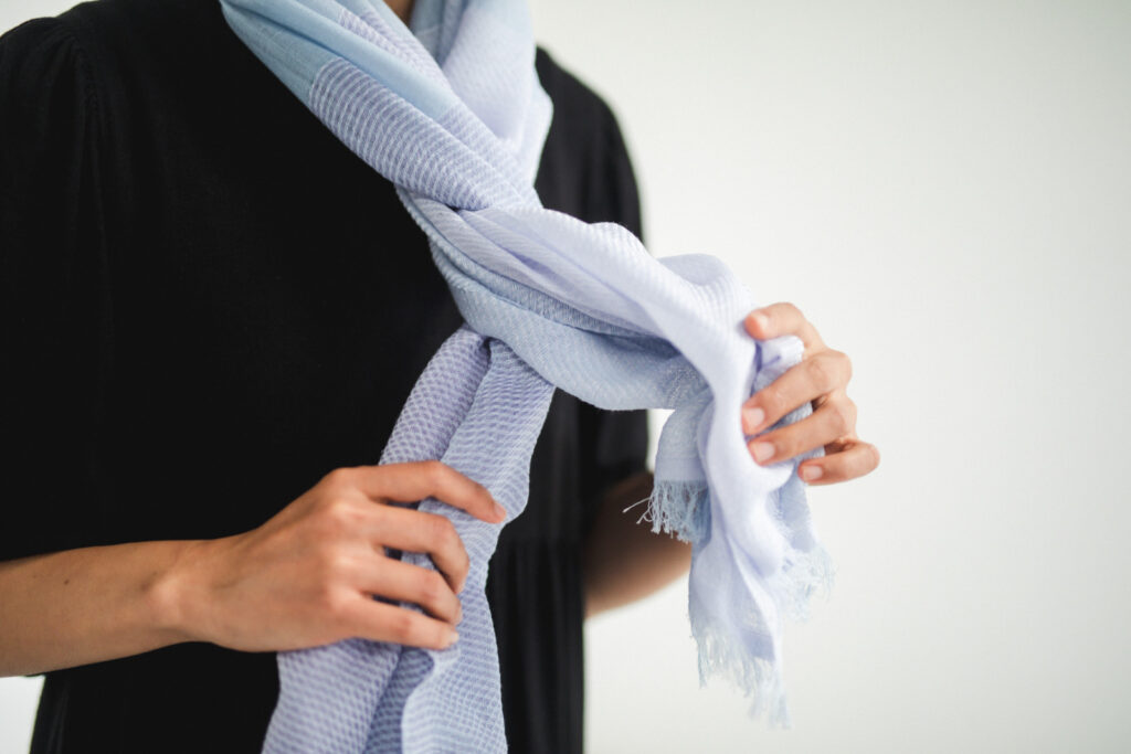 MAGICスカーフ ねじる様子と着用画像