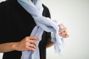 MAGICスカーフ ねじる様子と着用画像