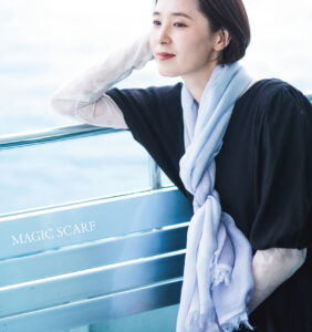 MAGICスカーフ　女性が船で着用画像