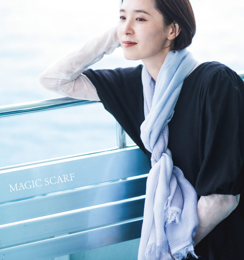 MAGICスカーフ 女性が船で着用画像