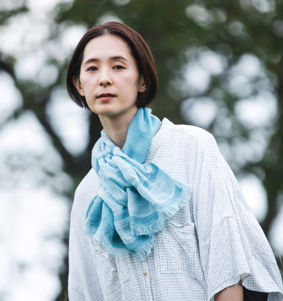 ターコイズカラーのマフラー着用画像