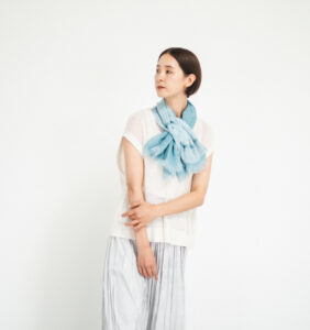 ターコイズカラーのマフラー着用画像