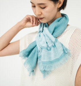 ターコイズカラーのマフラー着用画像