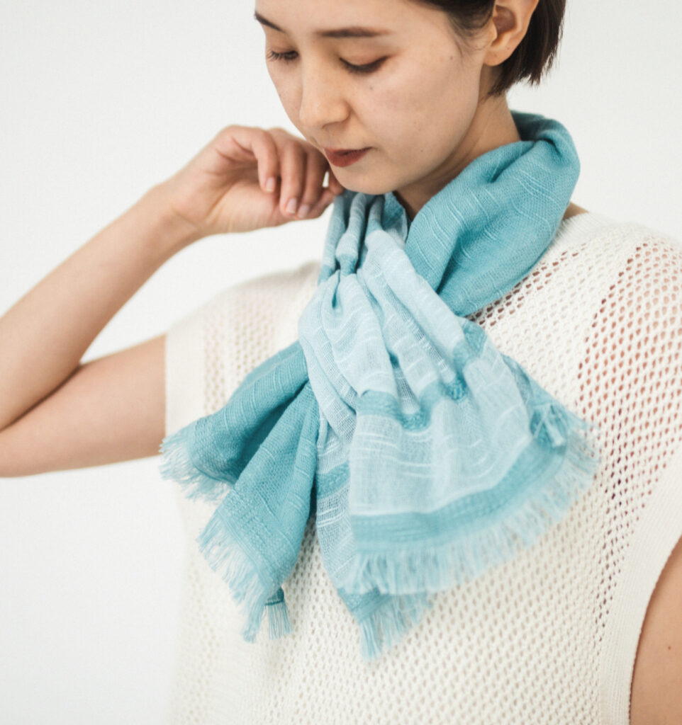 ターコイズカラーのマフラー着用画像