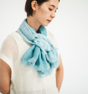 ターコイズカラーのマフラー着用画像