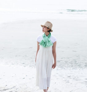 緑い色のマフラー海辺にて着用画像