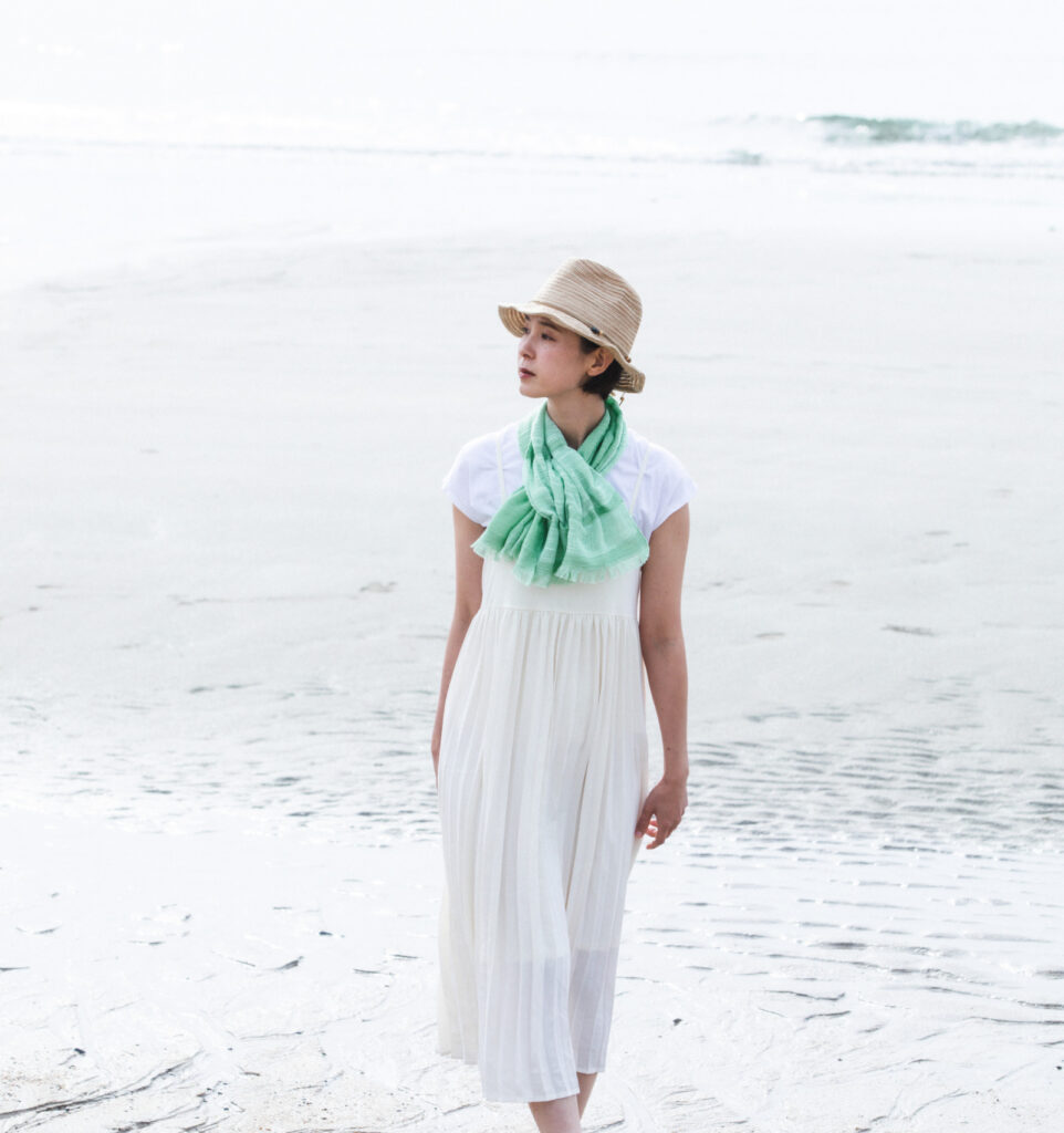 緑い色のマフラー海辺にて着用画像