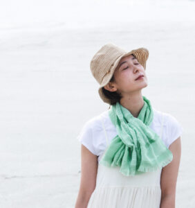 緑い色のマフラー海辺にて着用画像